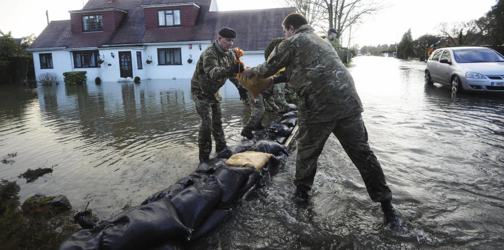 El ejército británico colabora en las tareas de ayuda durante las inundaciones. (Efe)