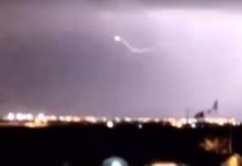 OVNI es golpeado por un rayo en Texas, EE.UU.