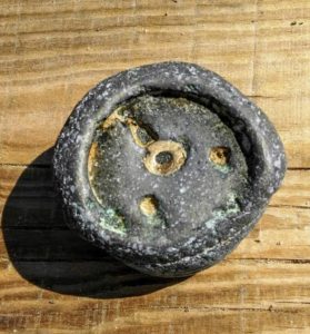 Extrañas artefacto en piedras son encontradas en las costas del Báltico. Teóricos y personas ya especulan que puede ser
