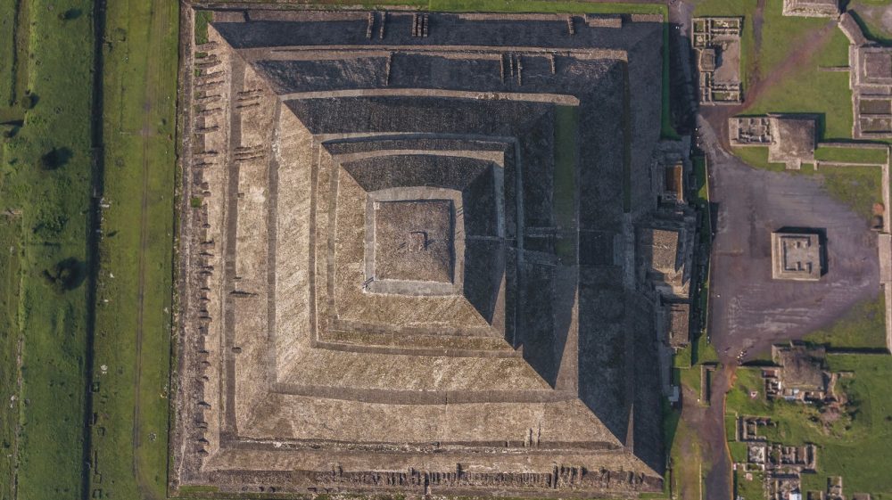 Vista aérea (vista aérea) de la Pirámide del Sol en Teotihuacan. Shutterstock