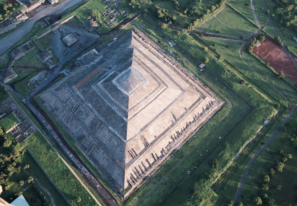 Vista aérea de la pirámide más grande de Teotihuacan, la Pirámide del Sol. Shutterstock