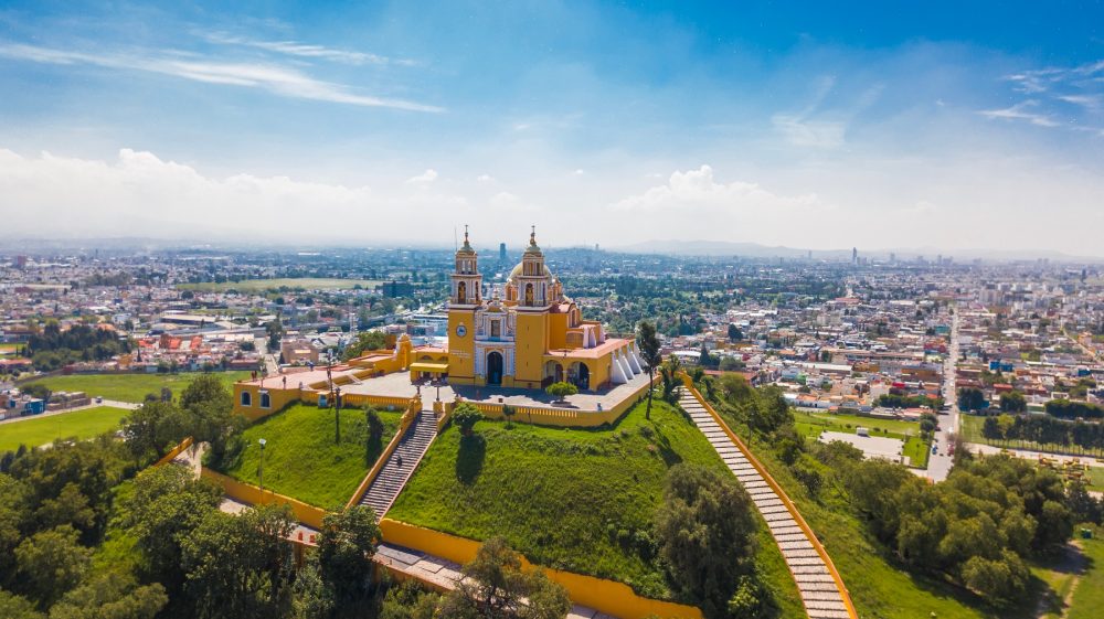 La iglesia colonial construida sobre la Gran Pirámide de Cholula, cerca de Puebla, México. Shutterstock