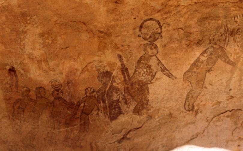 Frescos misteriosos que representan criaturas fantásticas encontradas en el Sahara
