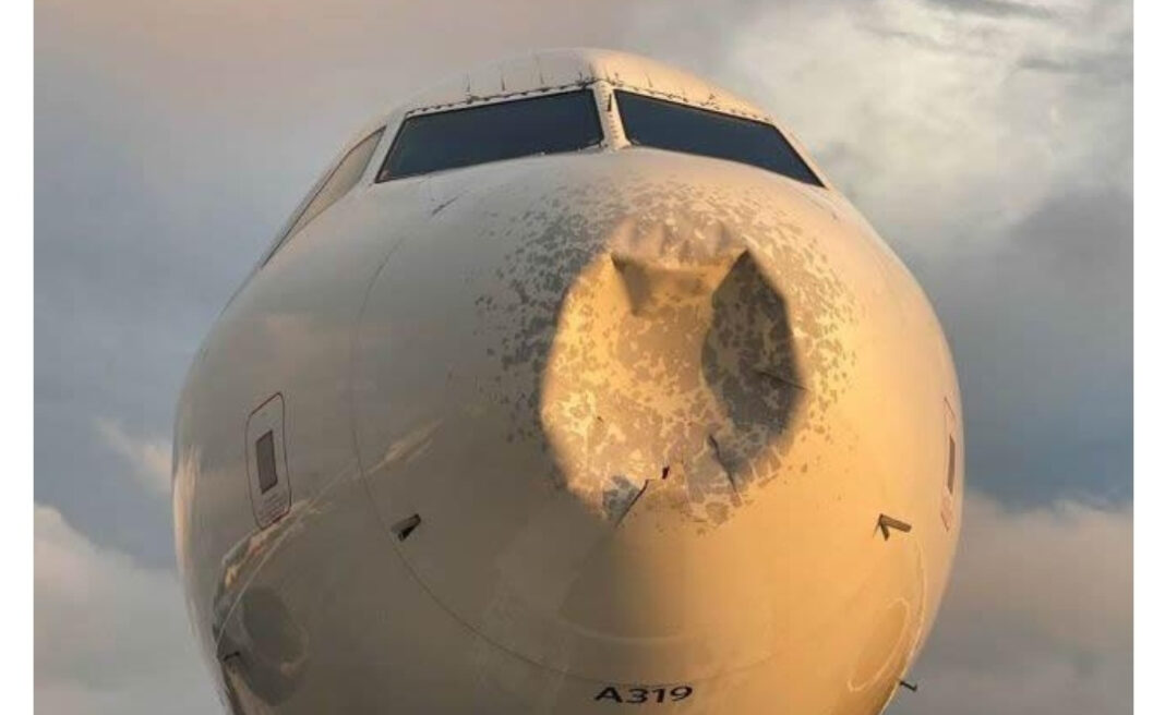 avion comercial golpeado por un objeto misterioso en pleno vuelo ee uu