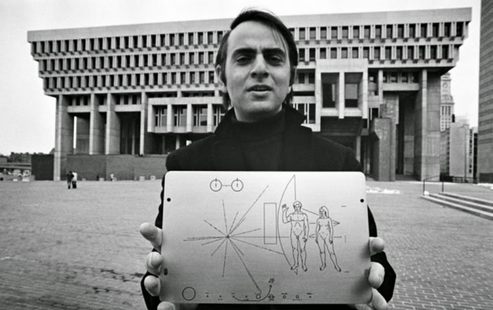 ¿Qué contiene el mensaje interestelar enviado por Carl Sagan a los alienigenas?
