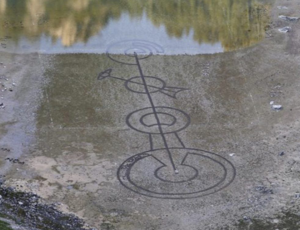 aparece un misterioso simbolo en el fondo de un lago drenado en croacia