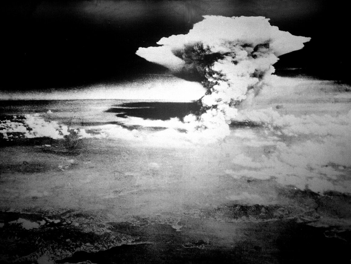 El pirocumulus, o nube de tormenta de fuego, tras el bombardeo estadounidense de Hiroshima en agosto de 1945. 