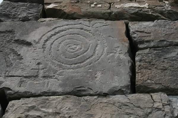 este extrano simbolo antiguo aparecio en muchos lugares en la antiguedad ya en la edad de piedra tardia
