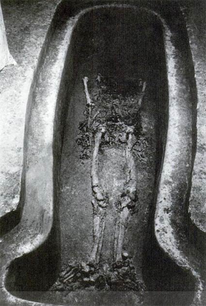 Fotografía de los restos de Pakal en su tumba, en ángulo de tal manera que el cráneo queda completamente oculto. La imagen fue publicada en Tiesler y Cucina. (Autor proporcionado)