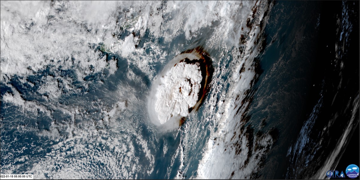 La erupción volcánica de Tonga Hunga envió un tsunami a través del Pacífico. Las perturbaciones en la presión del aire provocadas por el tsunami distorsionaron las señales de GPS. Imágenes del GOES cortesía de NOAA, NESDIS.