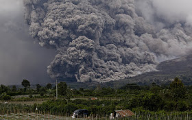 El súper volcán del lago Toba, Sumatra ha despertado y nadie dice nada
